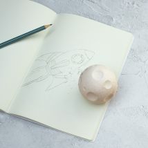 Suck UK Mond-Bleistift-Radiergummi, Radiergummis für Kinder, Partytütenfüller und Gastgeschenke, coole Schreibwaren für Jungen, Weltraumgeschenke und Mondgeschenke, Klassenzimmer-Geschenke