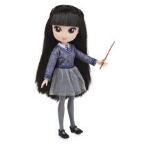Spin Master Wizarding World , bambola articolata di Cho Chang da 20cm, con bacchetta e divisa Hogwarts