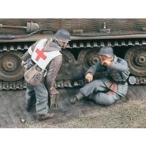 Unpainted Kit 1/35  SANITATER Medic and Wounded Soldier   figure Historical  Figure Resin  Kit