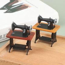 Decorazione della casa delle bambole mobili in miniatura macchina da cucire in legno con filo forbici accessori per casa delle bambole giocattoli per bambini per ragazze