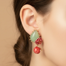 Niedliche Ohrringe mit grünem Stein und Emaille-Blumen – kreative Marienkäfer-Beeren-Ohrstecker für Frauen, tägliche Ohr-Charm-Geschenkidee