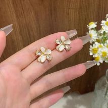 Sweet Flower Stud Earrings for Women Vintage Metal Zircon Ear Stud Fashion Fresh Earring Party Wedding Jewelry Gifts Wholesale