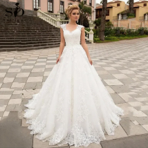 Luxury Ball Gown White Wedding Dress With Lace Appliques V-neck Tulle Lace Up Bespoke Bridal Dress Robe De Mariee