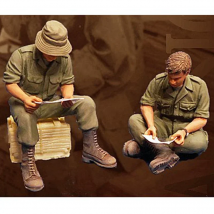 1/35 Resin Soldier Figure Model Kit II Military Australian Army Soldier Reading Letter GK Diorama Unassembled  Unpainted  Toys