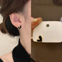 2022 New Simple Sweet Black and White Heart Shaped Stud Earrings Delicate Accessories For Student Girls Party Fashion Jewelry