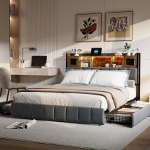 Letto imbottito Aura in legno 140x200 cm letto matrimoniale con 4 cassetti, testiera LED con funzione di ricarica USB, schienale letto con spazio contenitore