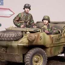 1/35 Scale Resin Figure Assembly Model Kit Scene Car Soldier 2 People Unassembled and Unpainted DIY Toys Diorama