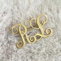 Benutzerdefinierte 1-3 Buchstaben Brosche personalisierte Namen Pin Brosche Mode Monogramm Initial Name Edelstahl Brosche Schmuck für Braut