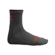 FIZIK | Calcetines Winter Racing Negro y Rojo - La mezcla única de lycra y microfibra Q-Skin se construye sin problemas y se trata antibacterialmente, garantizando un gran ajuste, calidez,