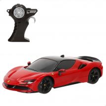 Maisto Tech R/C - Coche Ferrari SF90 Stradale RC escala 1:24, réplica con licencia oficial del superdeportivo híbrido, mando tipo pistola 2.4 GHz, batería USB incluida y acabados deportivos de alta