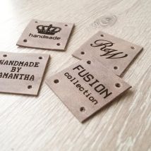 50 stücke personal isierte Leder hand gefertigte Tags zum Stricken von benutzer definierten Häkeln Kleidung Etiketten mit Logo Laser gravur quadratischen Etikett