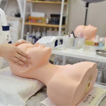 Testa di manichino per cosmetologia in silicone morbido per metà corpo grande per trucco innesto design per sopracciglia pratica di massaggio modello di pittura per il viso