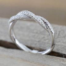 Huitan Fashion Twist Rings dla kobiet Srebrny kolorowy pasek Biały CZ Proste stylowe akcesoria dla dziewcząt Impreza Codzienna wszechstronna biżuteria