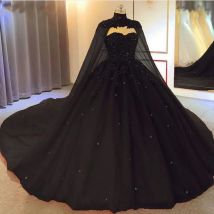 Schwarzes Ballkleid, gotisches Hochzeitskleid mit Umhang, individuell gestaltet, herzförmige Perlen,