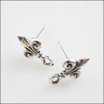 18 neue Charms aus tibetischem Silber, „Fleur de Lis“, Draht-Ohrringhaken, 9 x 14 mm