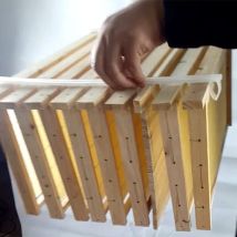 20PCS Bienenzucht Spacer Bar Festen Streifen Vermeiden Beehive Nest Box Rahmen Teiler Agitation Kunststoff Abstand Liefert Anti-Schütteln