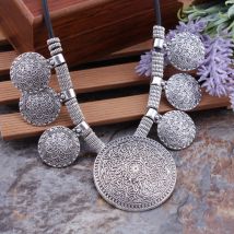 Aussage Ethnische Vintage Tibetischen Silber Farbe Halsketten Runde Münze Geschnitzte Blumen Anhänger Halsketten Für Frauen Tribal Schmuck