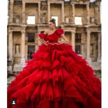 Wunderschönes bauschiges rotes Tüll-Hochzeits-Abschlussballkleid mit Rüschen, abgestuftes langes