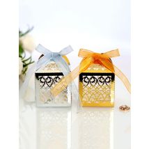 50pcs Laser Cut Lace Grille Carriage Candy Boxes Wedding Favor Gift Boxes With Ribbon Christmas Birthday Wedding Party Supplies