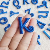 Selbstklebende 26 Stück blaue Buchstaben-Aufnäher für Kleidung, Geldbörse, zum Aufbügeln auf Kleidung, kleine Buchstaben-Stickerei-Aufnäher, Aufkleber, DIY-Namenslogo