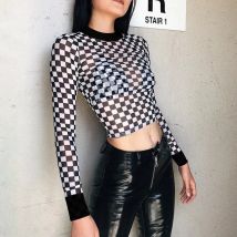 Sexy schwarz-weiß kariertes Schachbrett-T-Shirt für Frauen. Ausgehöhltes, schlankes Top, weibliches T-Shirt mit langen Ärmeln