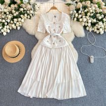 Retro elegante quadratische Hals Kurzarm Spitze Patchwork Plissee Kleid A-Linie lässig hohe Taille Kleid Frauen Herbst kleid