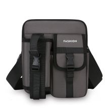 Die neue Herrentasche ist eine Umhängetasche mit einer Schulter, großem Fassungsvermögen und einer Wasserflaschentasche. Es ist eine lässige Reisetasche