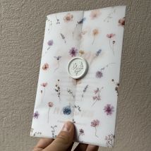 Kleine Blume und Blatt Pergament Wrap geeignet für eine 5 x 7 Hochzeitseinladung
