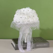 Ein Strauß Hochzeits blumen, reinweiße und heilige Blumen, die die Schönheit der Braut simulieren