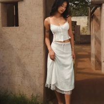 Damen-Cami-Oberteil mit Spitzen- und Mesh-Mix, Rosenmuster, geprägtem Cami und Midirock in Weiß