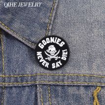 Totenkopf & Schwerter Brosche Emaille Pins Goonies Never Say Die! Skelett Broschen Anstecknadeln Abzeichen Rucksack Punk Schmuck Freunde Geschenke