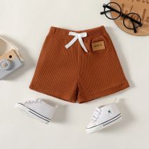 Patpat Baby Boy/Girl Abzeichen Detail solide Waffel strukturierte Shorts geeignet für die Sommersaison weich und bequem