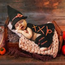 Ylsteed gehäkelte Halloween-Hexen-Zauberer-Outfits für Neugeborene für Fotoshootings, Säuglingsmütze und Umhang, Socken-Set, Foto-Requisiten für Neugeborene