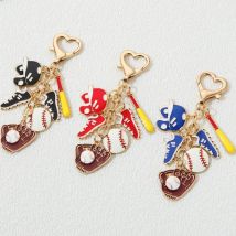 Klassischer Baseball-Helm-Turnschuhe, Emaille-Schlüsselanhänger, niedlicher Cartoon-Sport-Schlüsselanhänger für Damen und Herren, Liebe, Sport, Freundschaft, handgefertigtes Geschenk