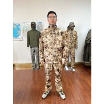 Wasserdichte, winddichte, warme Jagdjacke für Herren. Mittlere Schicht. Dreilagiger Stoff, geeignet für Outdoor-Ausrüstung.