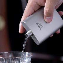 Tiartsian Outdoor Titanio puro 100ml Mini bottiglia di vino Whisky Pentola di vino con imbuto Escursione da campeggio Boccetta per sake tascabile ultraleggera