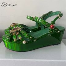 Luxus Niet Perlen Dekor Moderne Sandalen Frauen Patent Leder Hohe Keile Plattform Kristall Diamant Schnalle Party Schuhe Sommer