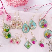 Orecchini Pendenti Minar Sweet Romantic in Resina Trasparente con Fiori Veri Tinti, in Lega Color Oro a Goccia d'Acqua per Donna 2024