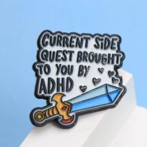 Przypinka emaliowana ADHD Side Quest Sword - Kreskówkowy slogan, odznaka na klapę do plecaka, prezent DIY