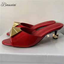 Große Nietenschnalle Dekor Moderne Sandalen Damen Luxus Lackleder Einzigartige Kitten Heel Slingpumps Sommerschuhe