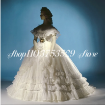 Weiße, flauschige viktorianische Abendkleider, elegante, trägerlose, plissierte, mittelalterliche Maskerade-Ballkleider mit Spitze und Rüschen