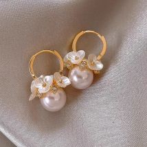 Blume Perle frauen Ohrringe Schnalle Design Retro Studs Luxus Temperament Einzigartige Tropfen Ohrringe Charms Frau Zubehör