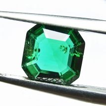 Laborgezüchteter Sambia-Smaragd im Asscher-Schliff, hydrothermisch handgeschnitten mit Rissen und Einschlüssen im Inneren, wählbar mit AGL-Zertifikat