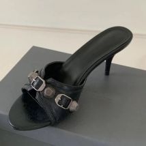 Sommer neue schwarze High Heel Sandale Mode Hausschuhe hochhackige Metall nieten beliebte europäische amerikanische Luxus Damen Hausschuhe