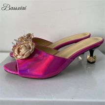 Kristall Dekor handgemachte Blumen Sandalen Frauen einzigartige Niet Kitten Heel Lackleder Slingbacks Sommerschuhe