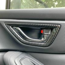La maniglia della porta interna in fibra di carbonio circonda gli accessori delle finiture per Subaru Forester (SK) 2019 2020 2021 2022 2023 2024