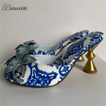 Blaue und weiße Porzellan-Druck-Sandalen für Damen, einzigartiges Metall, seltsamer Absatz, Strass-Blumendekor, Sommer-Pantoletten