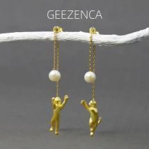 Geezenca Sterling Silber vergoldete Katze mit Perle baumeln Ohrringe für Frauen niedlichen Kätzchen spielen Ball lange Quaste Ohrring