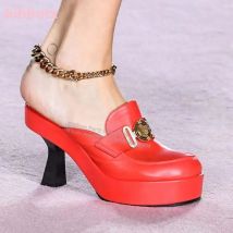 Metall Dekor Hausschuhe Plattform Luxus Leder Runde Kappe Kitten Heels Slip-On Einfarbig Fashion Runway Show Frauen Schuhe neueste