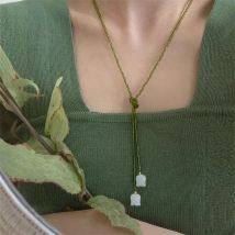 Elegante collana a catena con perline di riso verde per donna Collana romantica con ciondolo del giglio della valle Vari gioielli da indossare al collo
